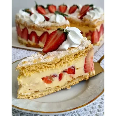 Insifa Prelivena Torta Sa Punjenjem Od Jagode 400 g